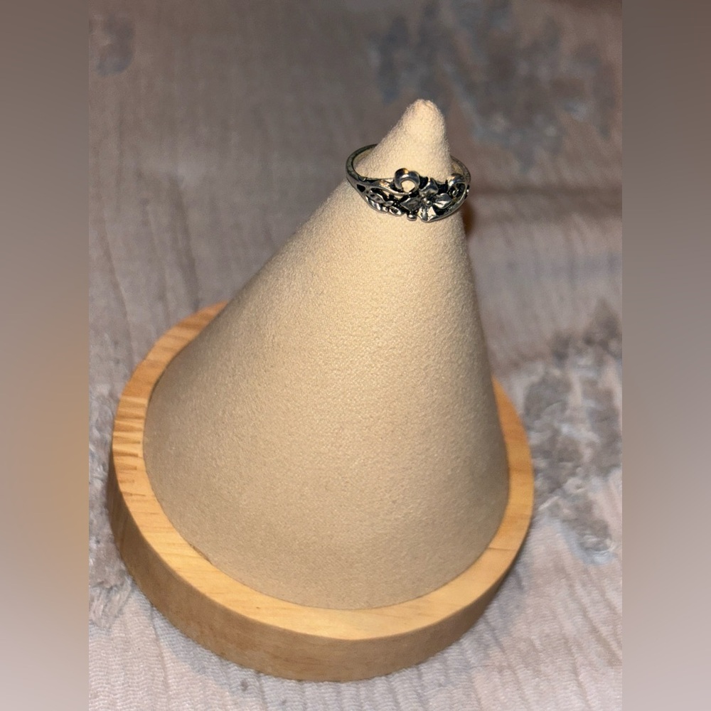Silver ring 
Size 8